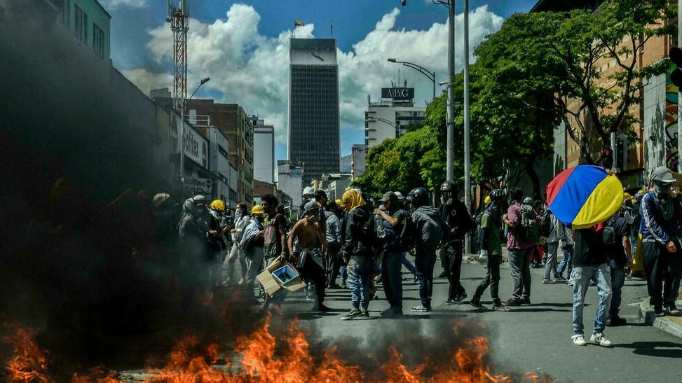 Demonstrators attacked police installations in the Colombian city of Medellin - Avaz