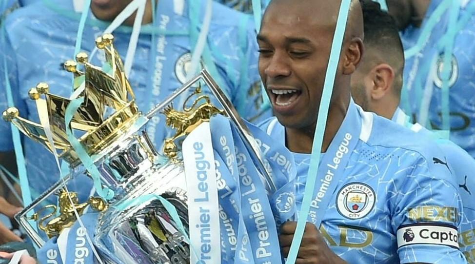 Manchester City midfielder Fernandinho lifts the Premier League trophy - Avaz