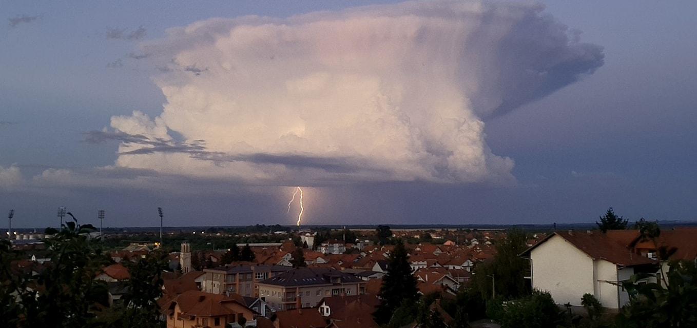 Fotografije “neobičnog” oblaka na sjeveru Bosne preplavile društvene mreže