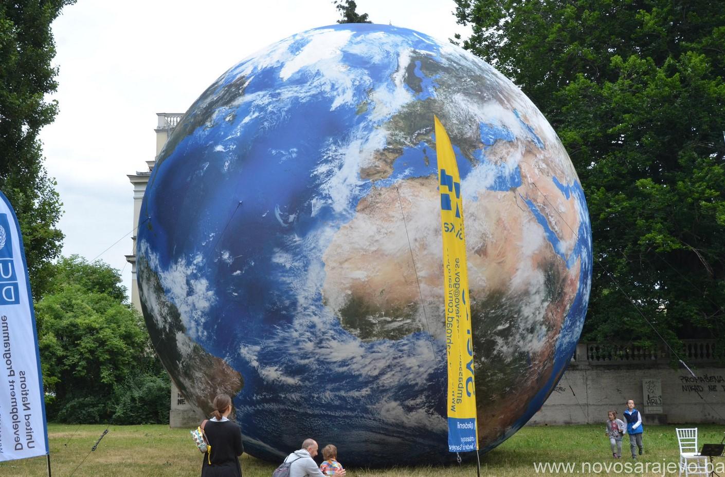 Na Manifestaciji „Zaštitimo planetu“ izložen i ogromni 3D model planete Zemlje