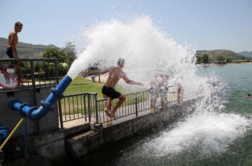 Trebinje na plus 40: Spas od vrućine svako traži na svoj način