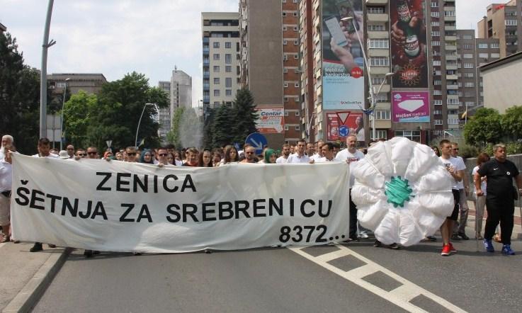 Mirnom šetnjom gradskim ulicama odali počast žrtvama Srebrenice