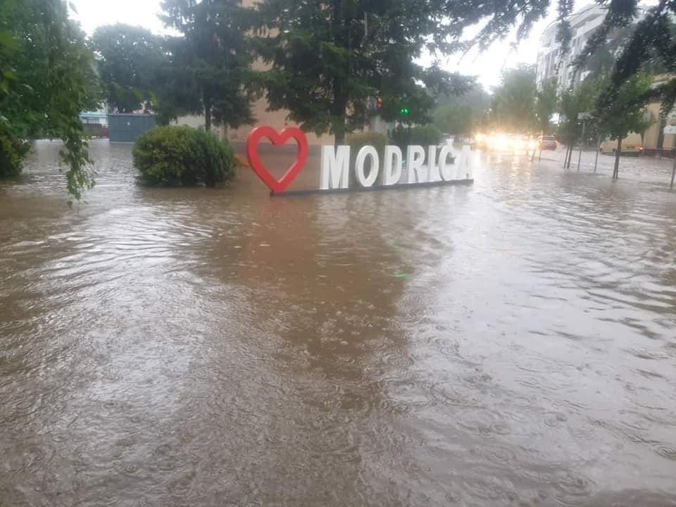 Modriča: Poplavljene brojne ulice - Avaz