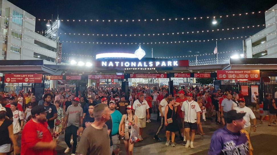 Spectators streamed out of the Nationals Park stadium as the game between the Washington Nationals and the San Diego Padres was interrupted due to a shooting outside the stadium - Avaz