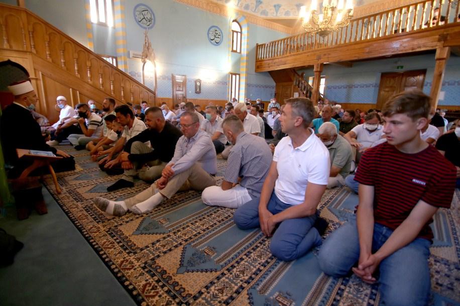 Vjernici klanjali bajram-namaz - Avaz