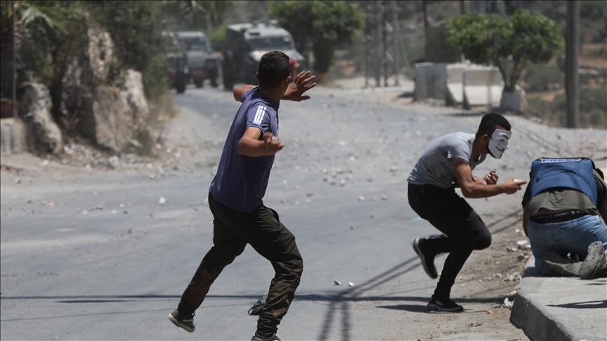 Palestinians respond to Israeli forces' intervention in a protest over the death of 12 year old Palestinian Mohammad al-Alaami, who was shot by Israeli soldiers near the West Bank town of Beit Ummar, in Hebron, West Bank on July 29, 2021. - Avaz