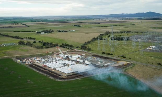 Specialists are on site at the Telsa big battery fire near Geelong, Victoria which continues to burn several days after it started - Avaz