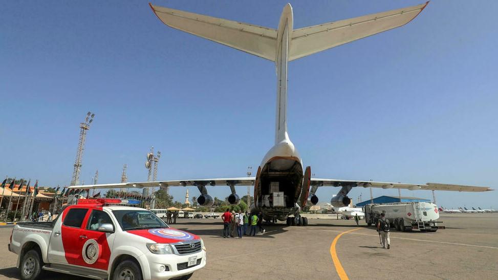 Libyan workers unload a shipment Sinopharm vaccine at Mitiga airport in Tripoli on August 2, 2021 - Avaz