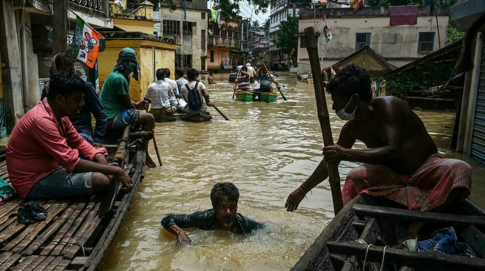 Flooding in West Bengal has displaced a quarter of a million people and killed over two dozen people - Avaz