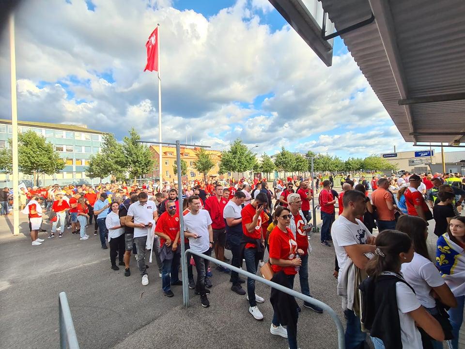 Navijači Veleža ispred stadiona - Avaz