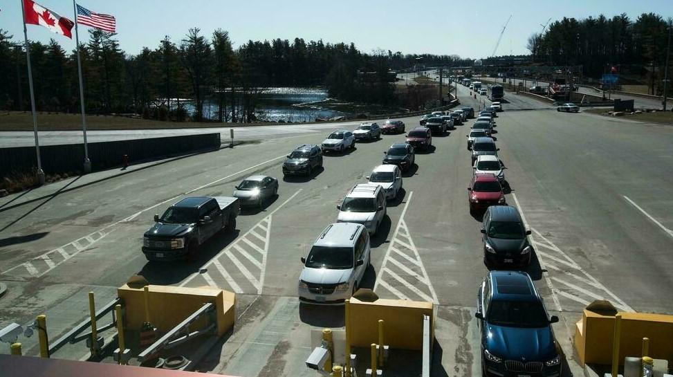 Traffic builds up on the Ontario side of a Canada-US crossing in March 2020 after the border was closed for non-essential travel - Avaz