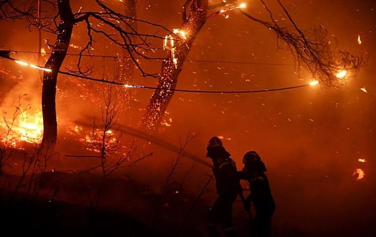 Vatrogasci i ostale hitne službe bore se protiv širenja golemih požar - Avaz