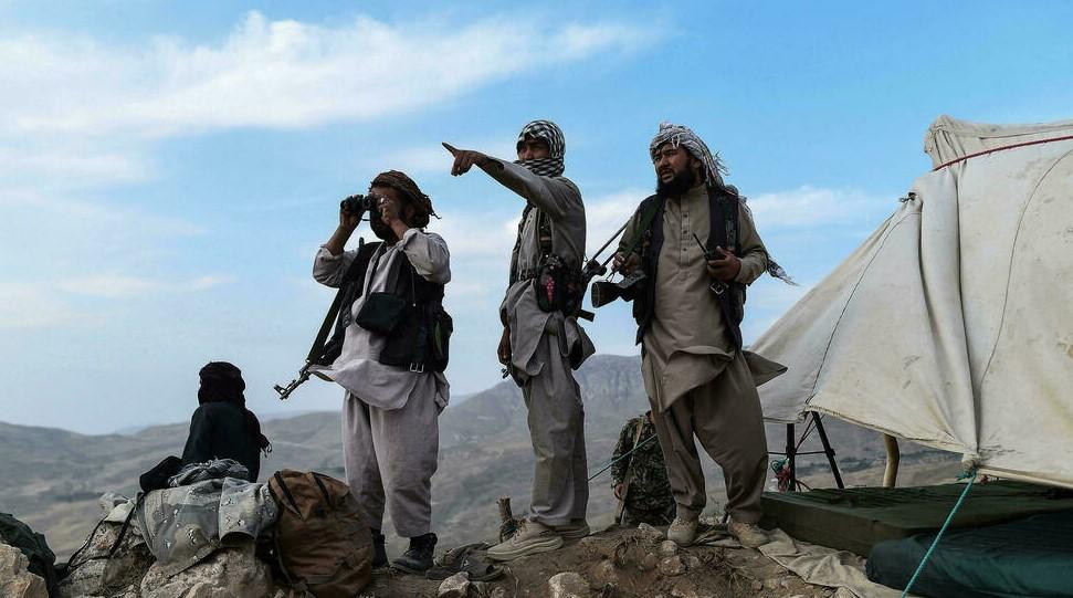 Afghan militia fighters keep watch at an outpost against Taliban insurgents in the northern Balkh province on July 15, 2021. - Avaz