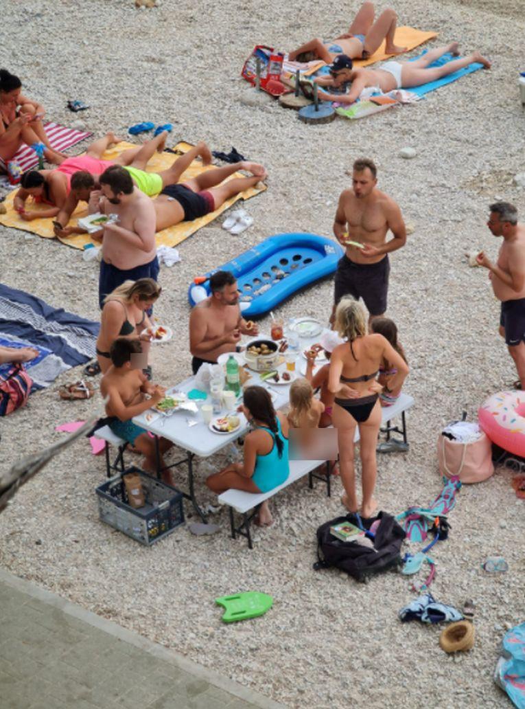 Na plaži kod Makarske postavili stol za ručak, ponijeli i lonac