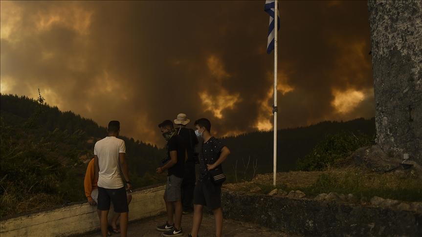 The fires surround the village of Peyki, on the island of Evia on the fifth day of a wildfire in the area north of the island of Evia, Greece on August 8, 2021. - Avaz