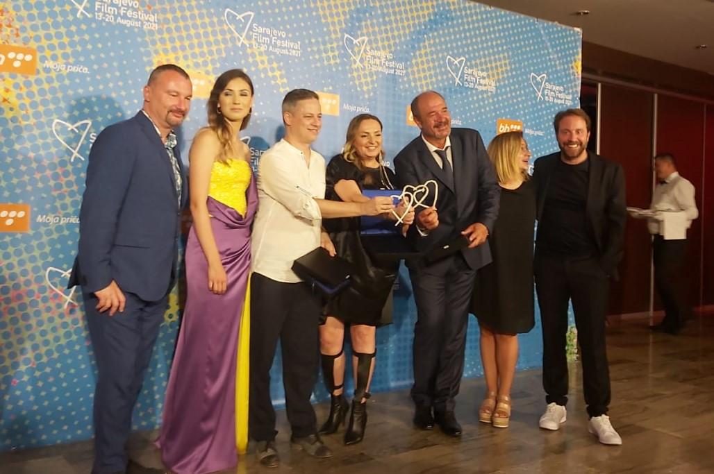 Dodijeljene prve nagrade za TV serije i to u šest kategorija: Borisu Isakoviću Srce Sarajeva za ulogu Slobodana Miloševića u "Porodici"