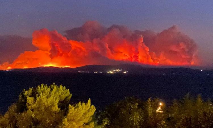 Grčki vatrogasci bore se protiv šumskog požara u blizini Atine