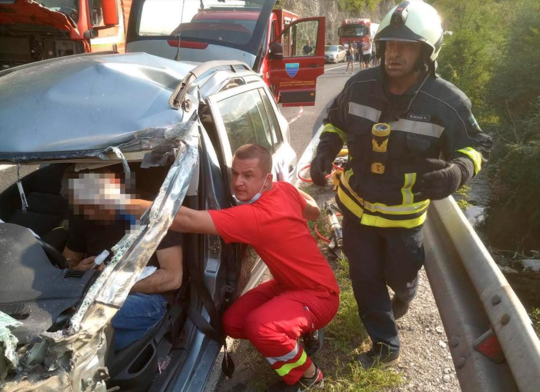 Užasne fotografije s lica mjesta: Škoda podletjela pod cisternu, povrijeđeni otac i sin