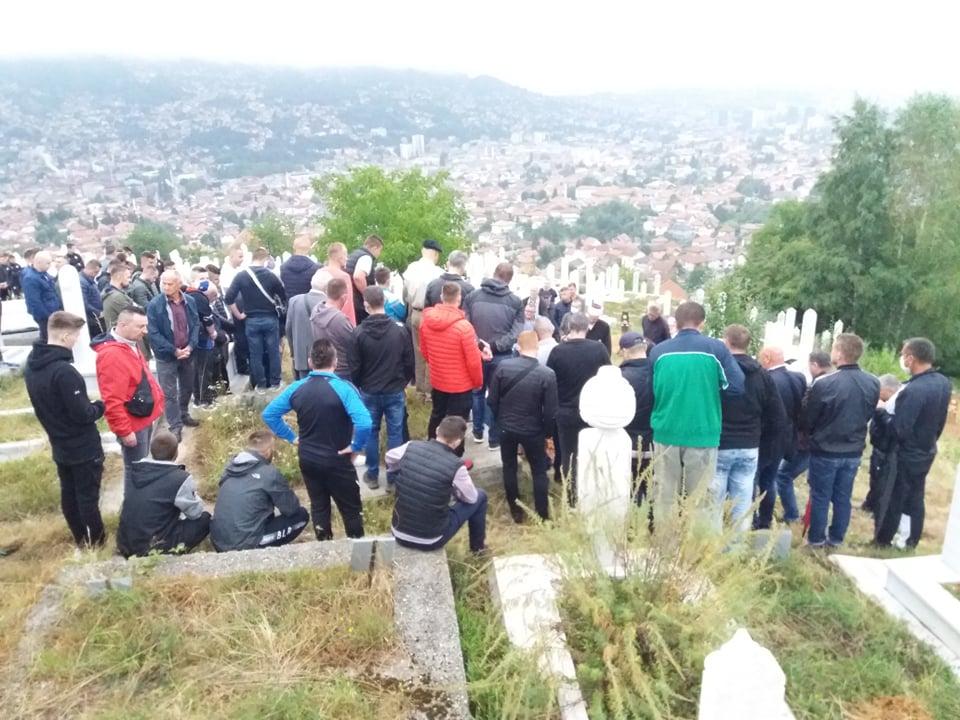 Veliki broj ljudi došao da se oprosti od Šaranovića - Avaz