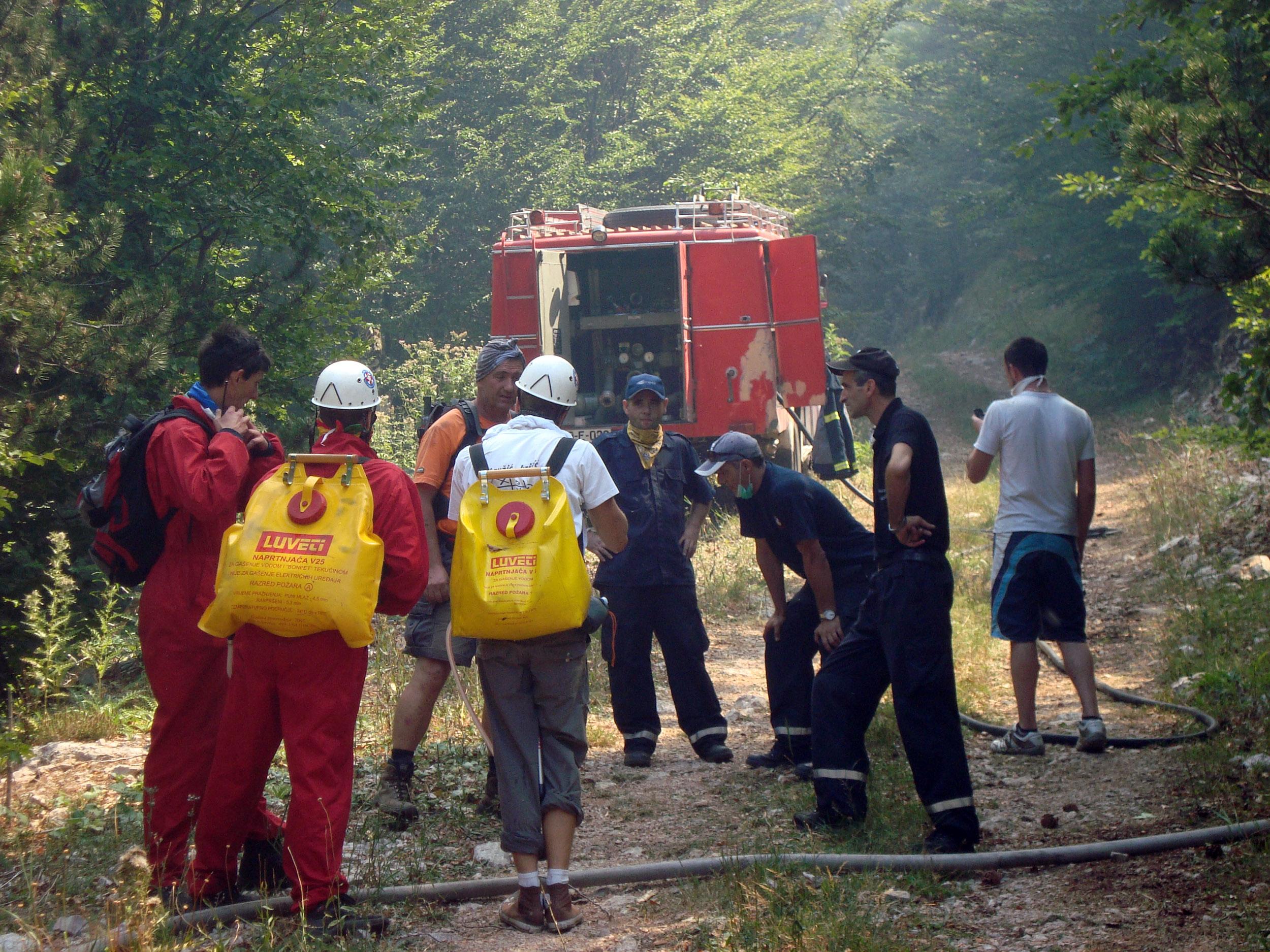 Bez letjelice teško gasiti: U borbu s požarima nose naprtnjače - Avaz