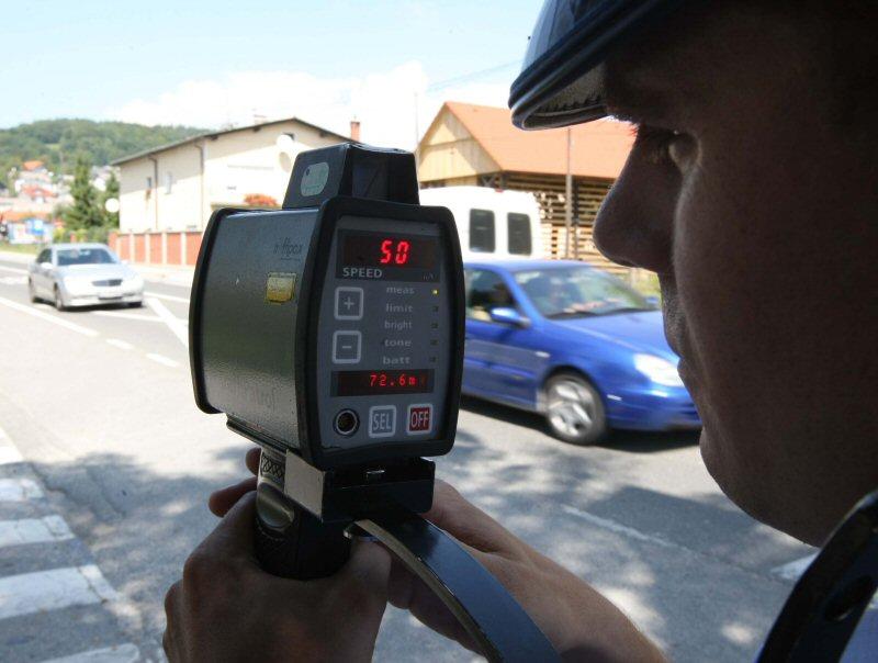 Policajci se šokirali kada su izmjerili brzinu - Avaz