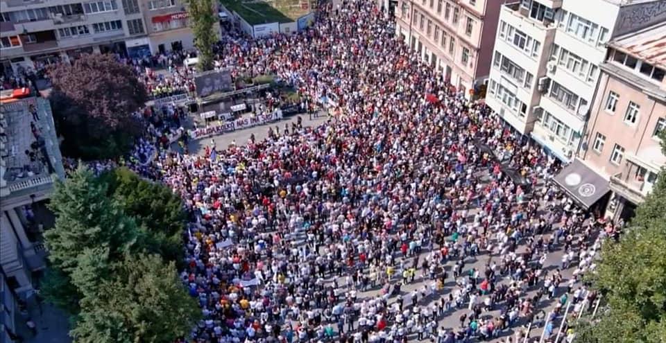 Protesti održani ispred Narodnog pozorišta BiH i na Trgu BiH - Avaz