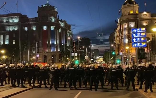 Nemiri na protestima antivaksera u Beogradu, bačena baklja na policiju