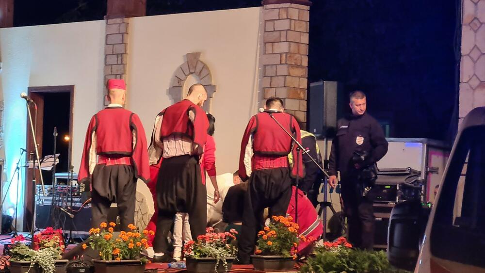 Mladić umro na bini tokom nastupa folklorne grupe