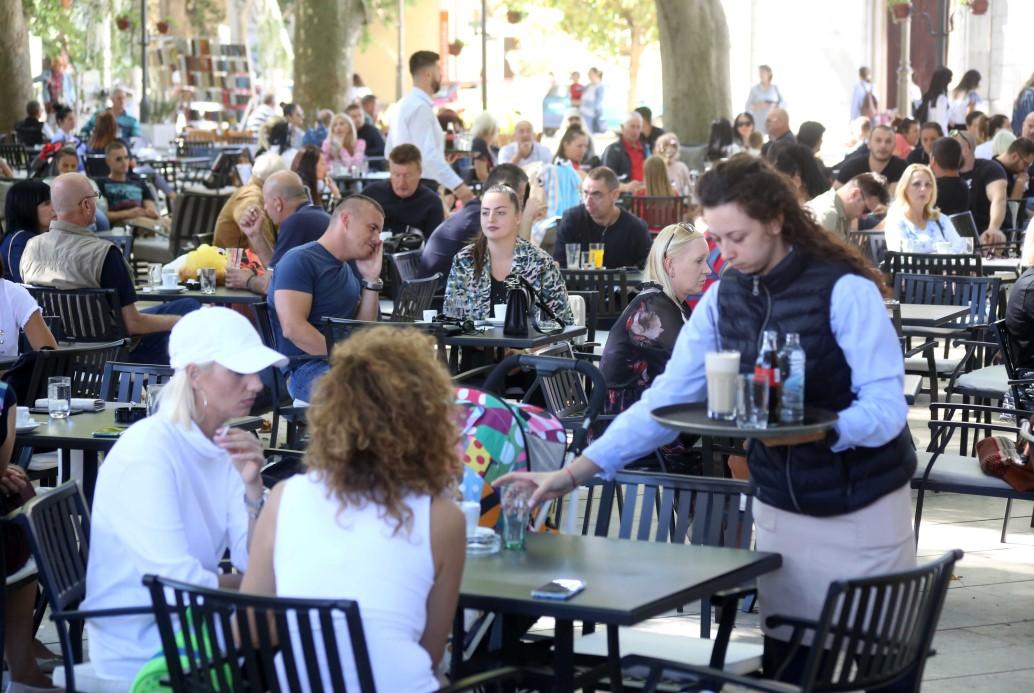 U Trebinju se ljeto ne predaje: Toplo vrijeme izmamilo brojne građane i turiste