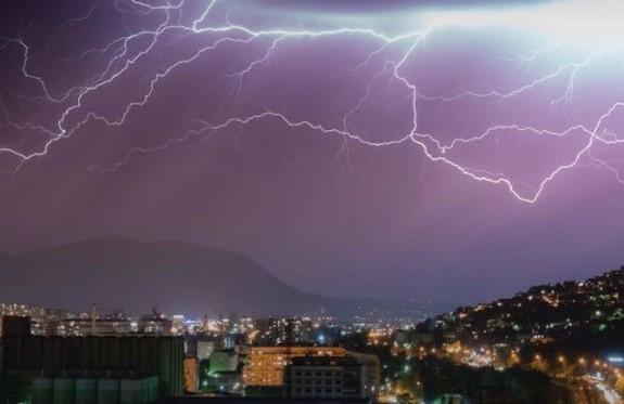 Upaljen žuti meteoalaram: U ovim bh. gradovima danas moguća grmljavina