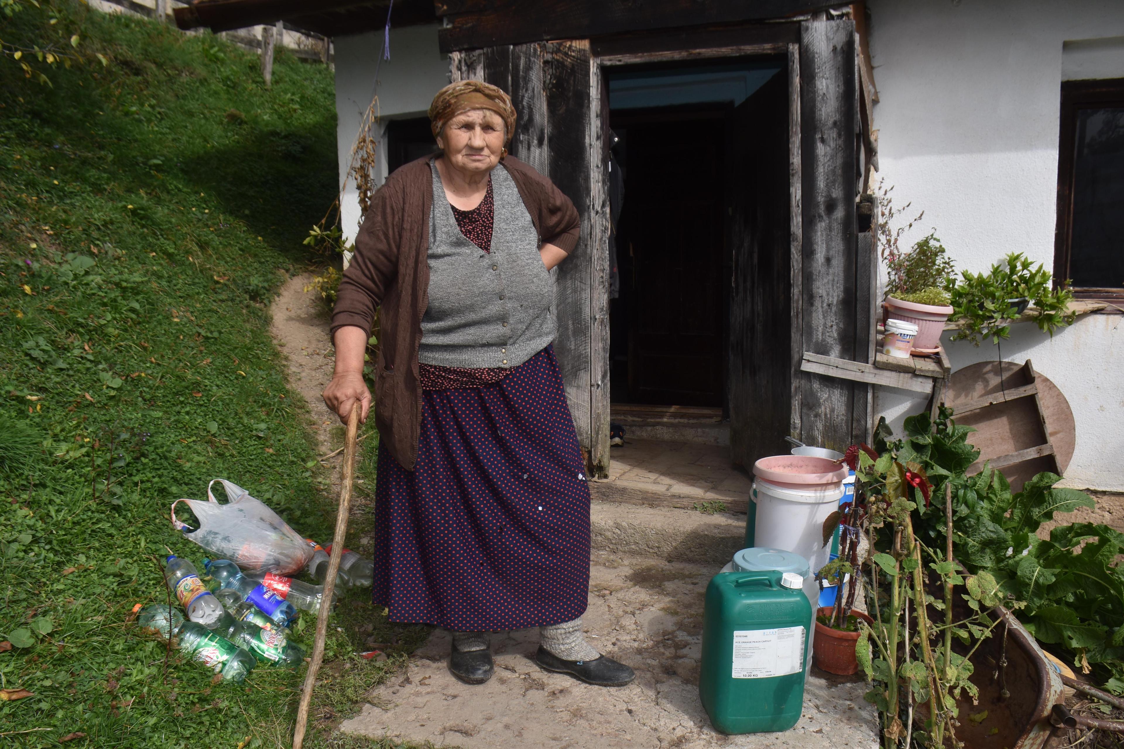 Tužna slika: Porodica Bećirević godinama vodu nosi u kanisterima