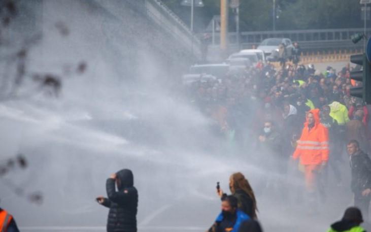 Vodenim topovima i suzavcem na demonstrante protiv kovid propusnica