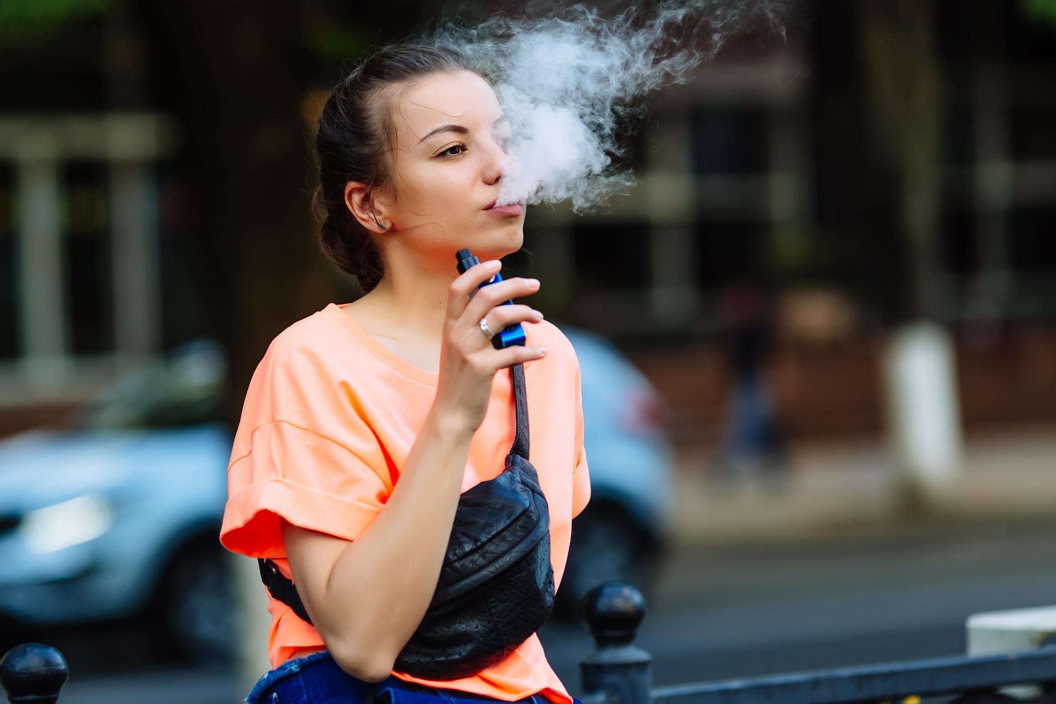 Stručnjaci upozoravaju na štetnost konzumiranja elektronskih cigareta