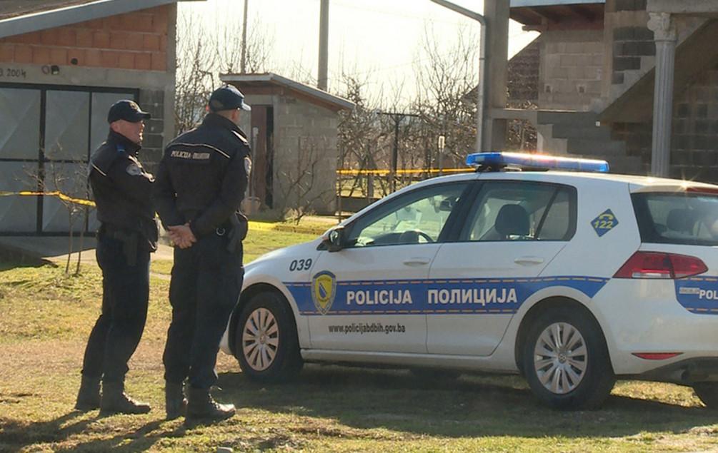 Policajci ispred kuće u kojoj se dogodio zločin - Avaz