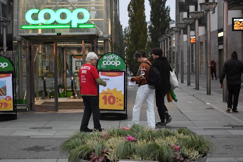 Aktivisti dijele letke na ulicama Štokholma - Avaz