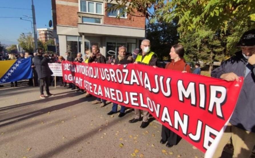 Protesti ispred Američke ambasade u Sarajevu