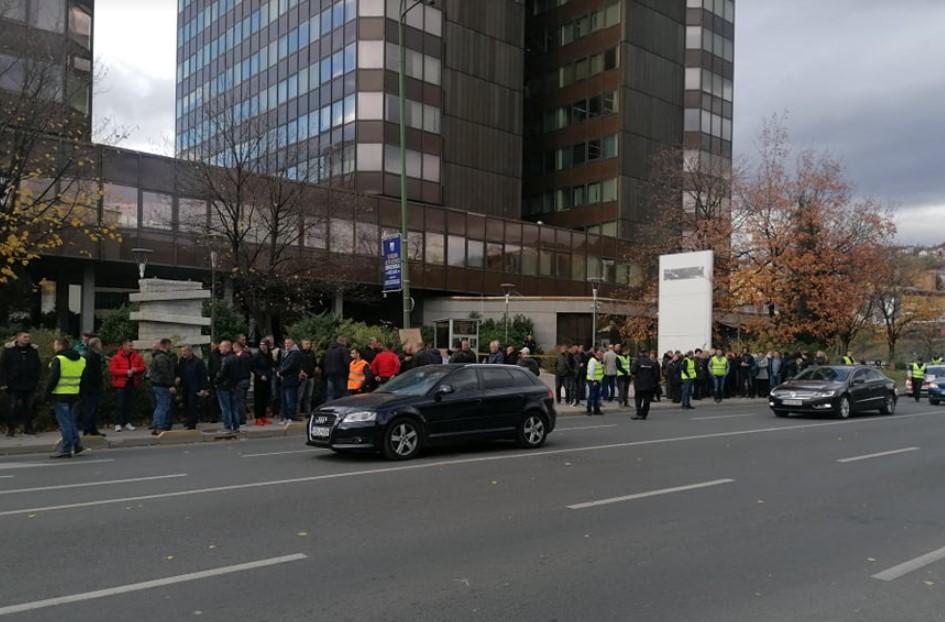 Radnici "Binasa" pred zgradom Vlade FBiH