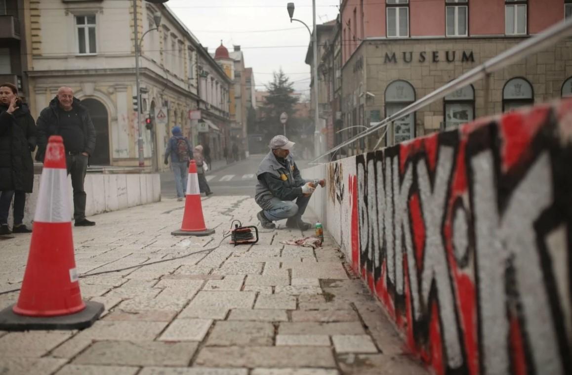 Grafiti naslikani u noći s četvrtka na petak - Avaz