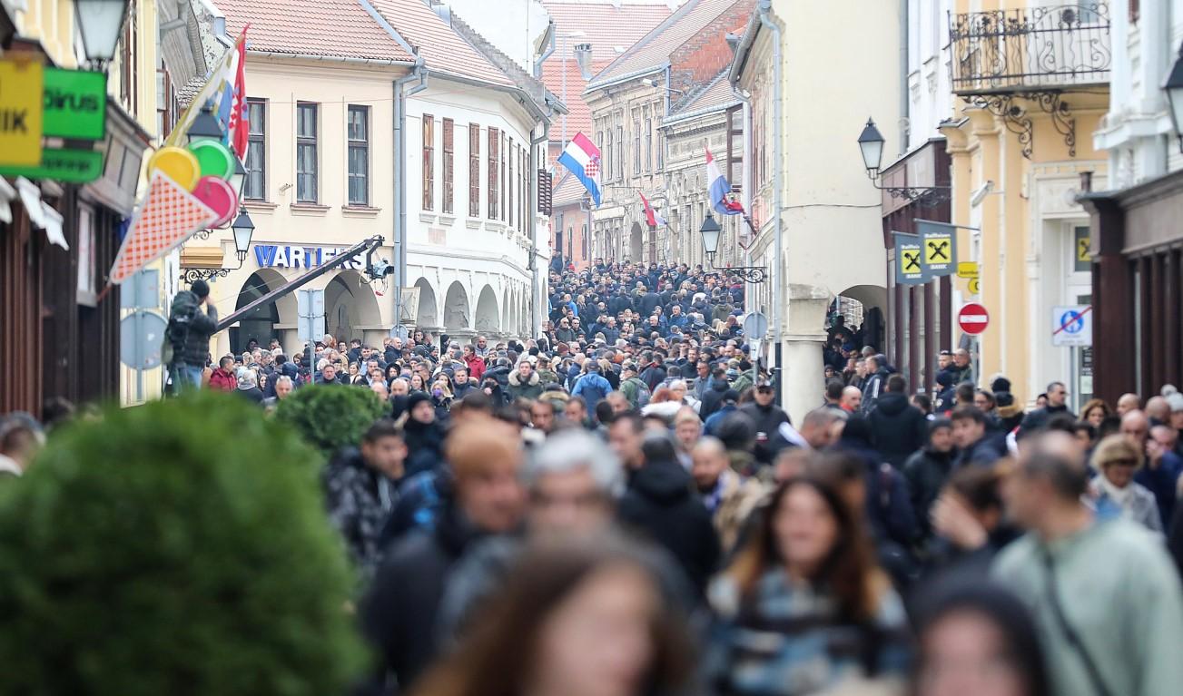 Veliki broj učesnika kolone sjećanja - Avaz