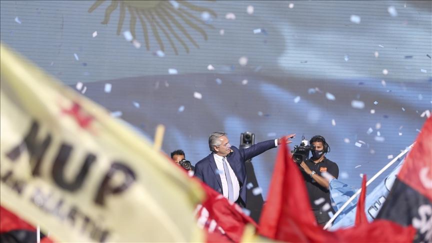 President of Argentina Alberto Fernandez speaks during a demonstration in support of his government after the results of midterm elections at Plaza de Mayo on November 17, 2021 in Buenos Aires, Argentina - Avaz