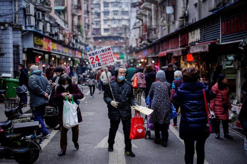 Dok su ljekari u bolnici Hubei Xinhua rekli da se računovođa razbolio 8. 12., viši ljekar u Centralnoj bolnici Wuhan, gdje se Chen liječio, rekao je kineskoj novinskoj kući da je simptome dobio 16. 12. - Avaz