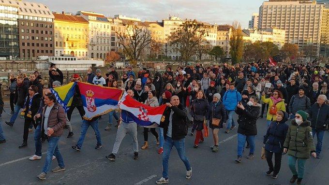 Mladići nose zastave BiH, Srbije i Hrvatske - Avaz