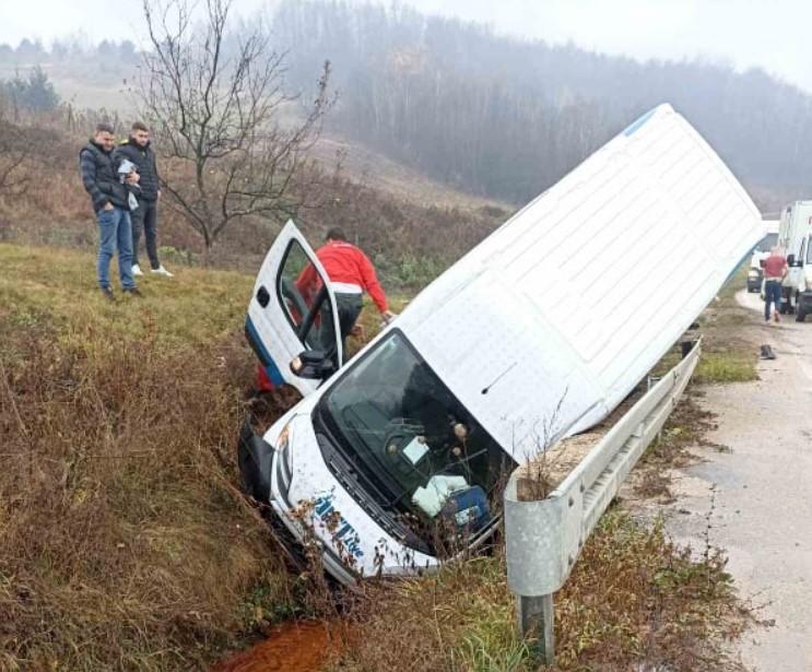 Nesreća kod Kiseljaka: Kombi izletio s kolovoza i prevrnuo se na bok