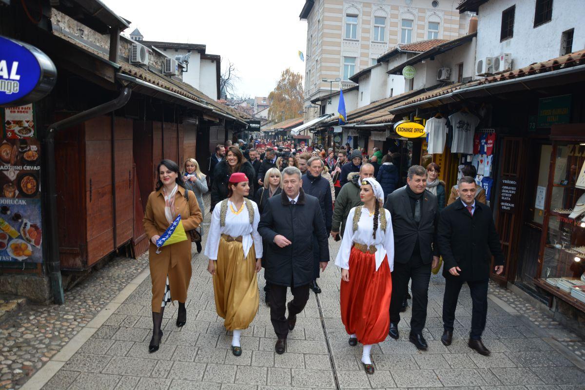 Dan državnosti BIH: Baščaršiju danas krasila pjesma, radost i osmijesi na licima naših građana