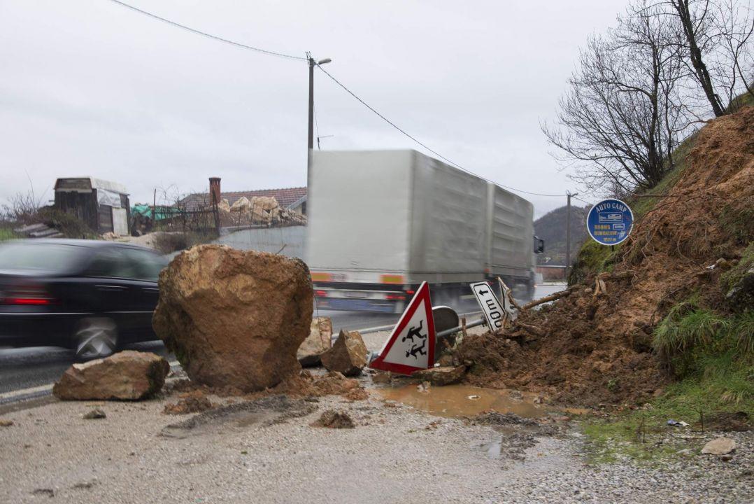 Stanje na putevima u BiH: Učestali odroni kamenja na kolovoz