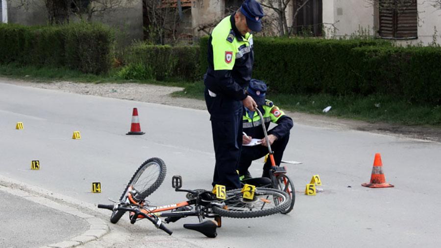 Pao s bicikla na nož koji je držao u ruci i preminuo na licu mjesta