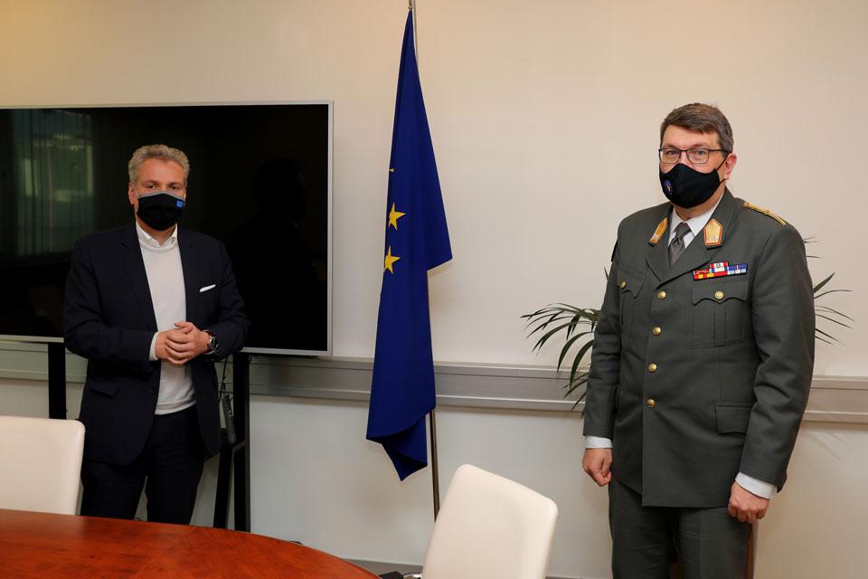 Ambasador EU Satler i komandat EUFOR-a general major Placer upućuju čestitke povodom Dana Oružanih snaga BiH