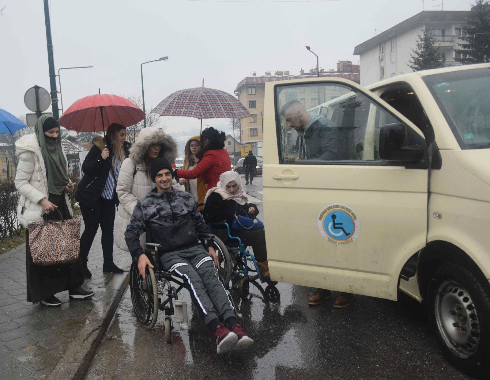 Ministarstvo je, između ostalog, pomoglo kupovinu kombi vozila za prevoz članova Udruženja "Ruka podrške" - Avaz