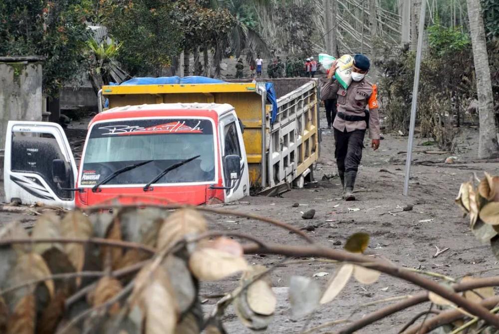 Broj stradalih u erupciji vulkana Semeru u Indoneziji porastao na 34 - Avaz