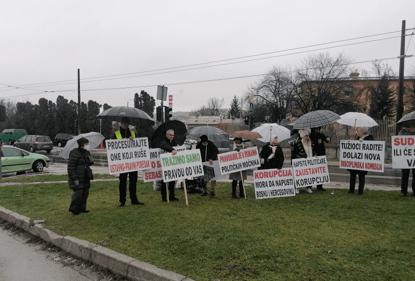 Građani s transparentima protestirali ispred zgrade Suda i Tužilaštva BiH - Avaz